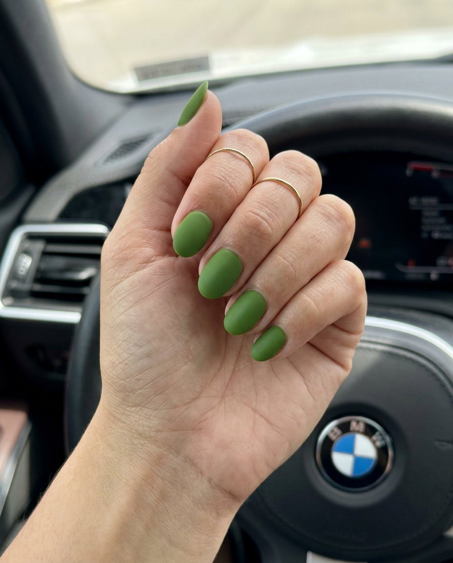Short oval summer nails 2026: Bold vivid lime green matte for edgy festival looks.