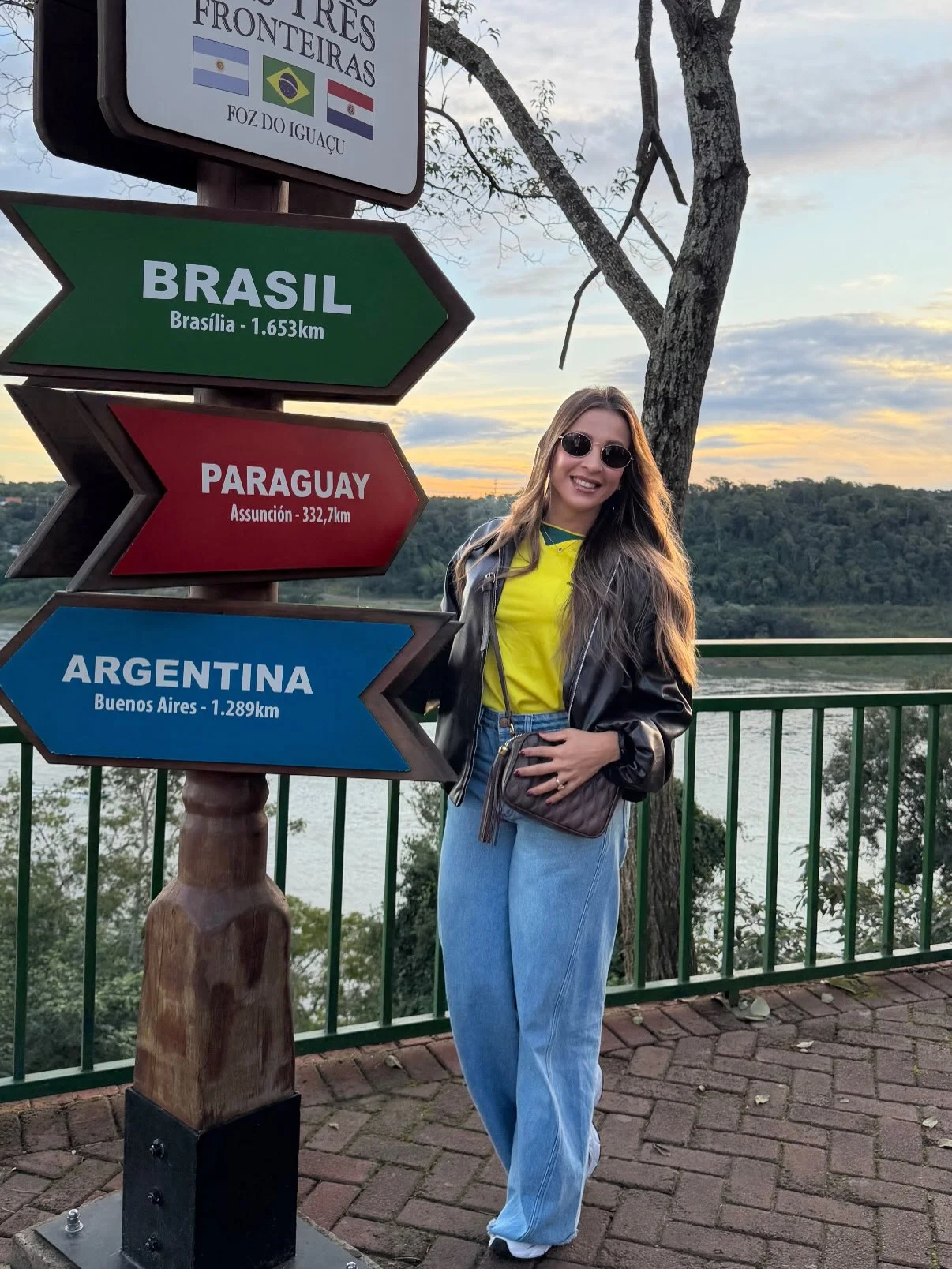 fall travel outfits for women 2026 Bold Color Pop With Relaxed Denim For Border Adventures