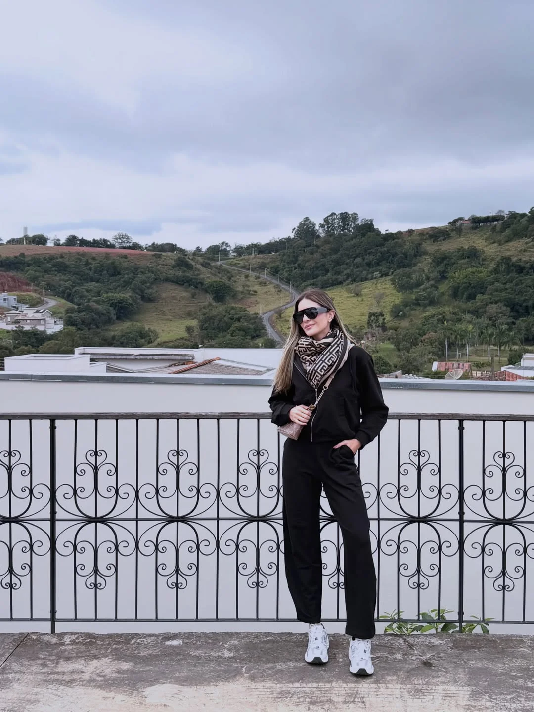 fall travel outfits for women 2026 Minimal Black Layers For Cool Autumn Mornings