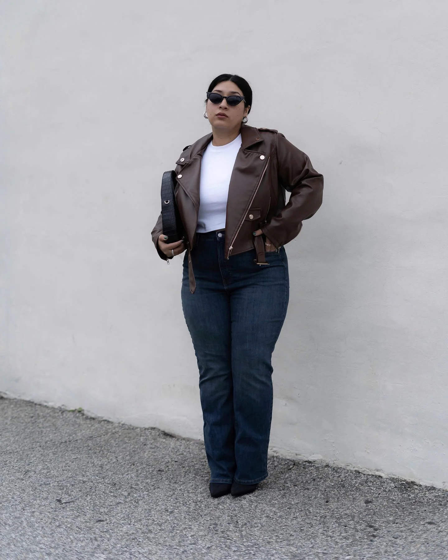 fall outfits for big busted women 2026 Classic Jeans And Brown Leather Jacket That Never Go Out Of Style