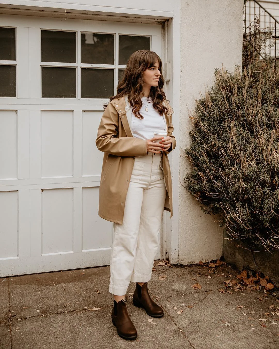 fall outfits with chelsea boots 2026 Light Neutrals And Brown Chelsea Boots For Effortless Everyday Style