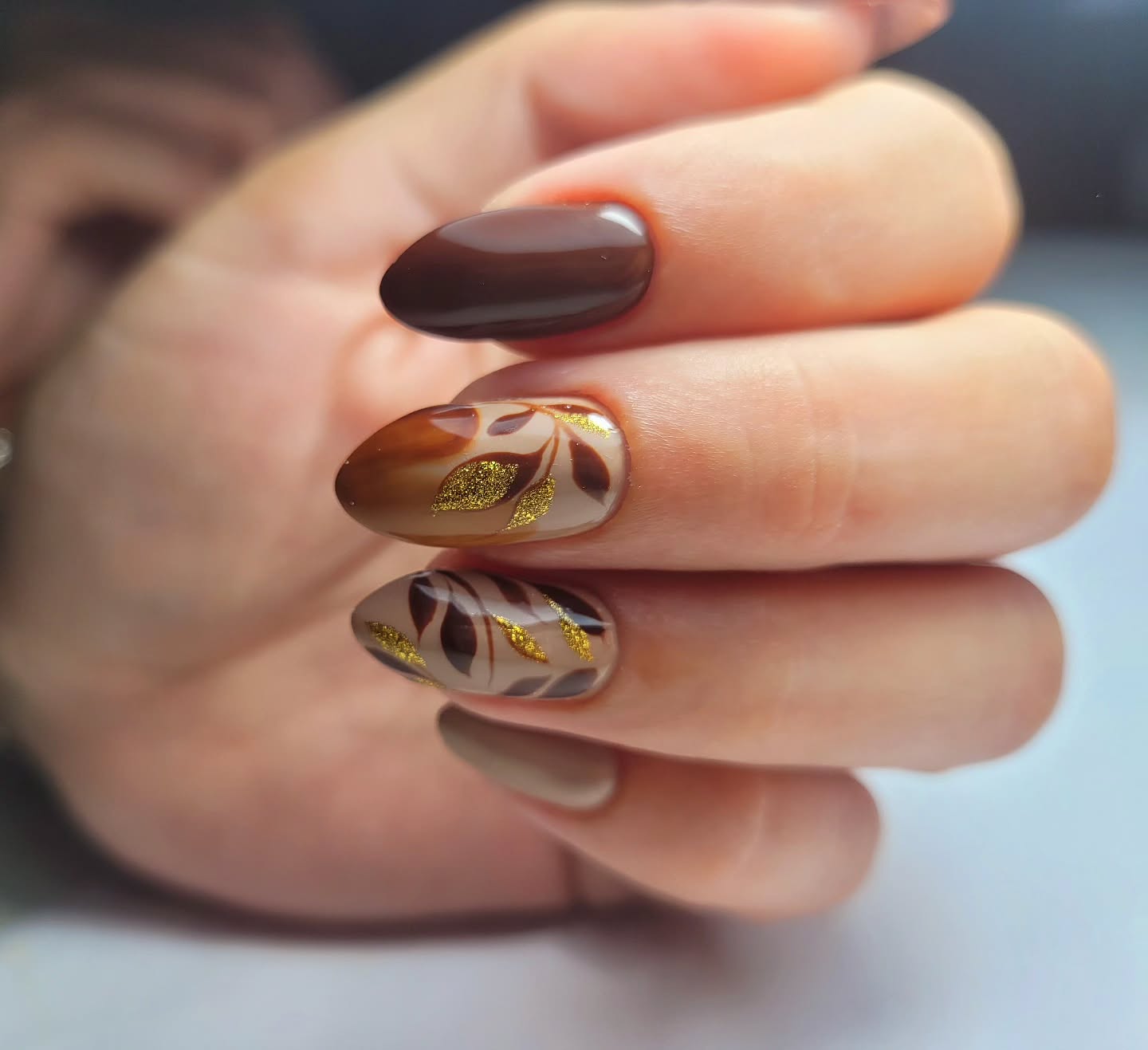 september nail designs 2026 Chocolate Gradient Leaves With Gold Autumn Accents