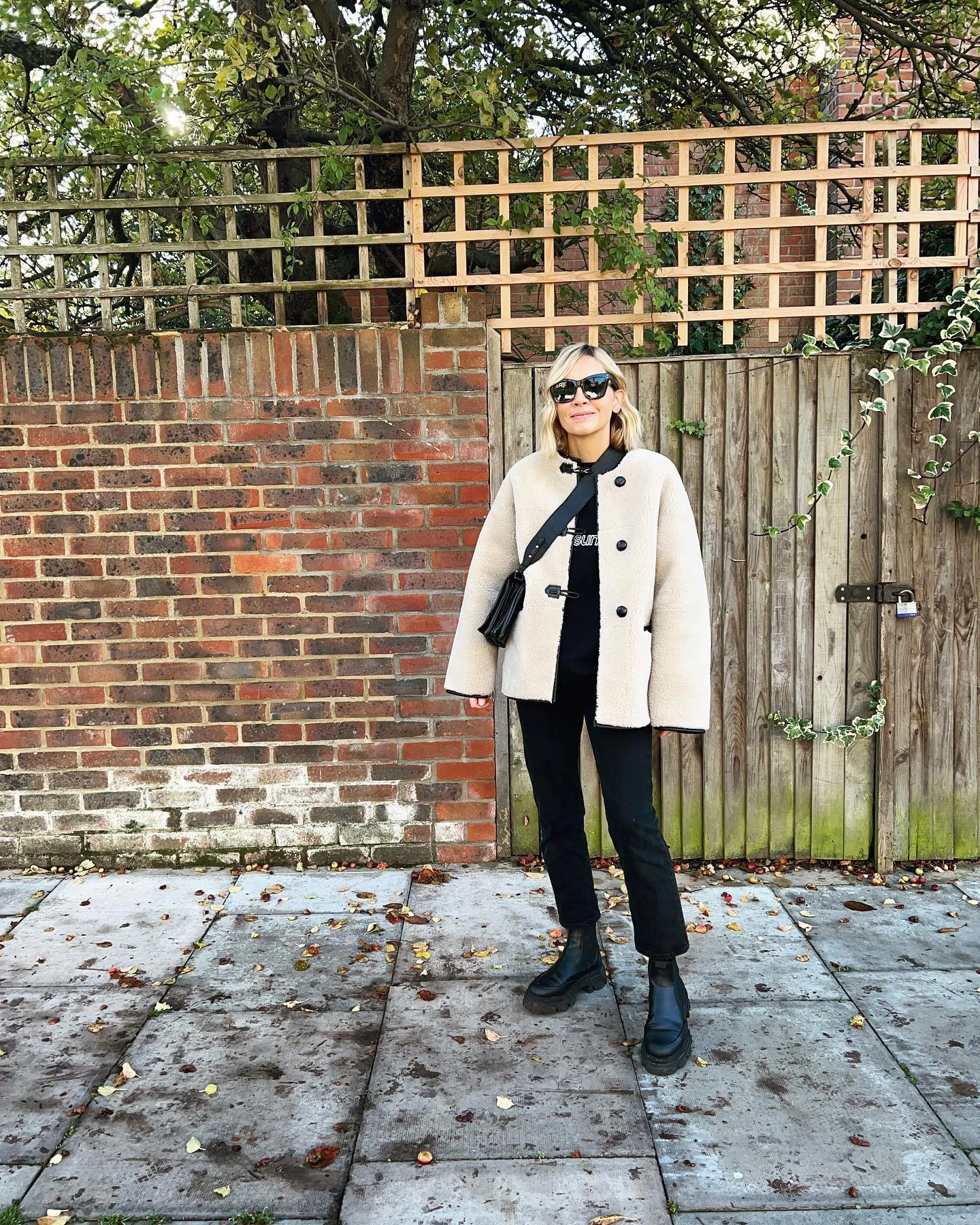 fall outfits with chelsea boots 2026 Cream Teddy Jacket And Black Chelsea Boots For Effortless Everyday Style