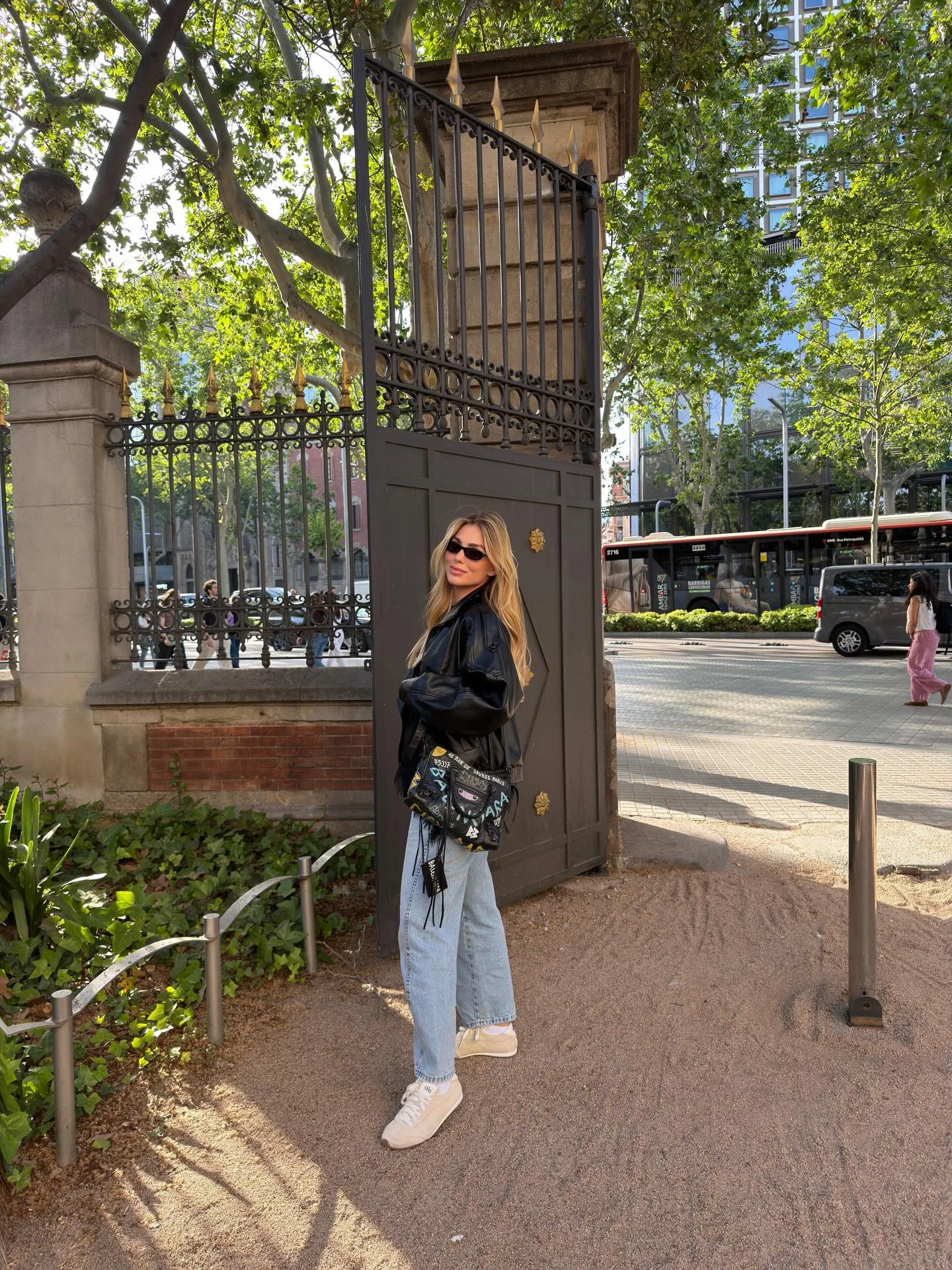 simple casual fall outfits 2026 Relaxed Leather Jacket And Light Denim For Everyday City Style