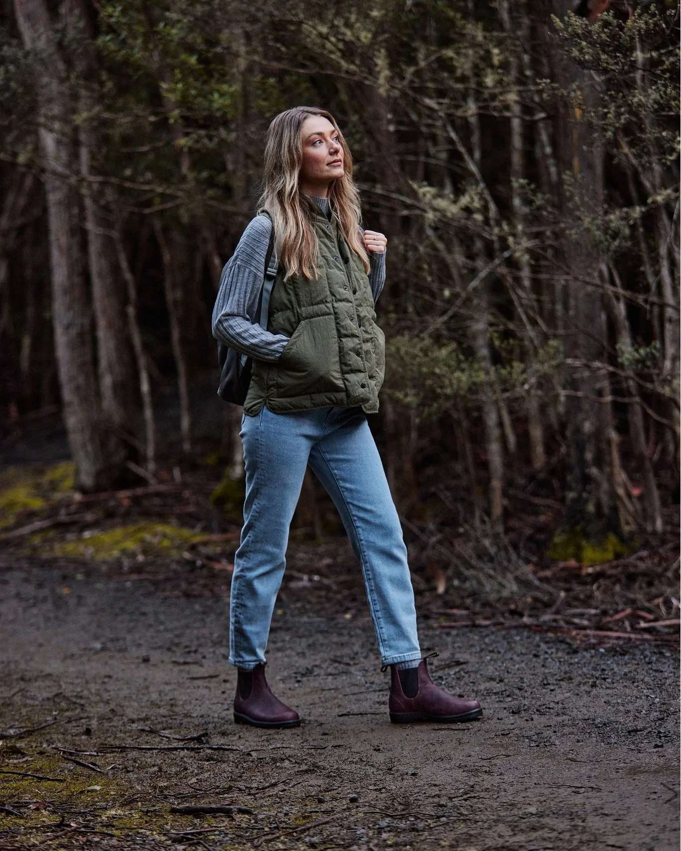 fall outfits with chelsea boots 2026 Quilted Vest And Burgundy Chelsea Boots For Outdoor Adventures