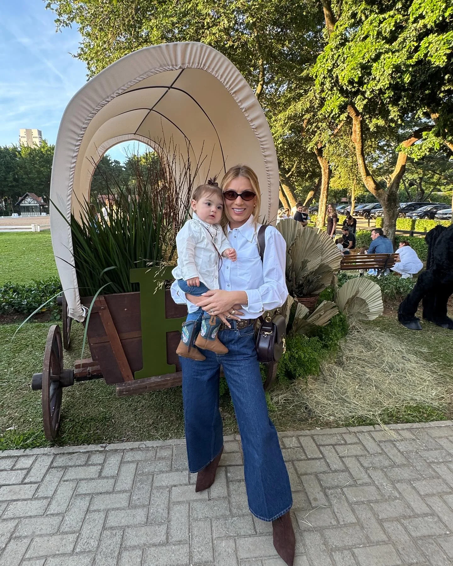 comfy mom outfits fall aesthetic 2026 Classic Denim And White Shirt For Everyday Fall