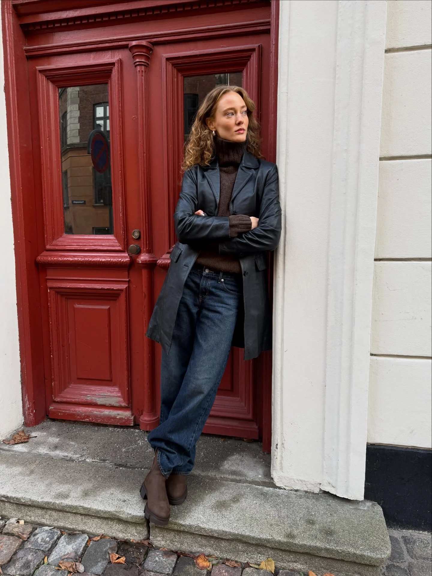 fall outfits with chelsea boots 2026 Leather Blazers And Dark Denim For Modern City Dressing