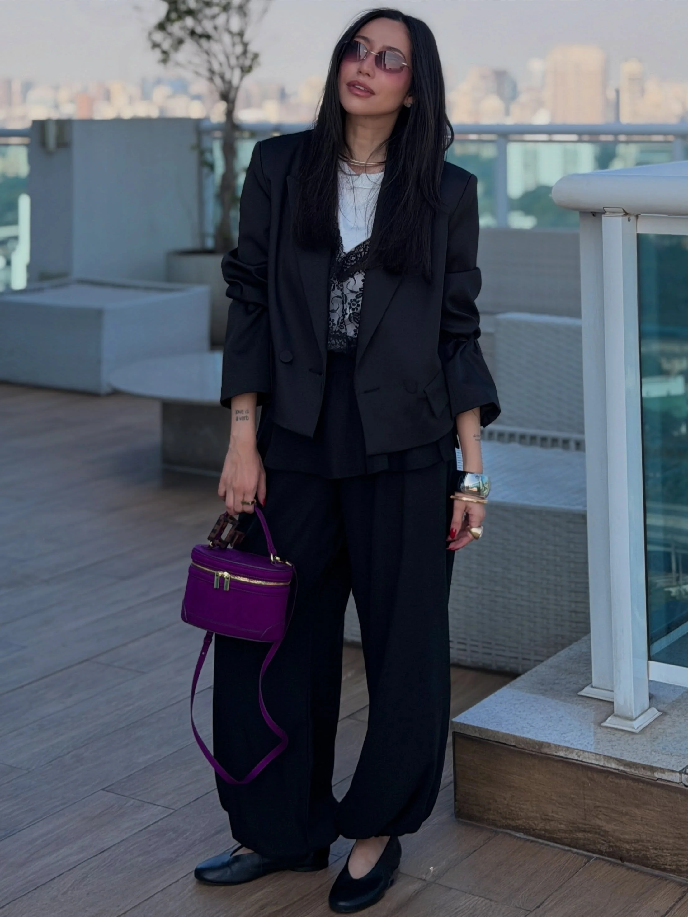 september fashion trends 2026 Relaxed Black Tailoring Gets A Playful Pop Of Color