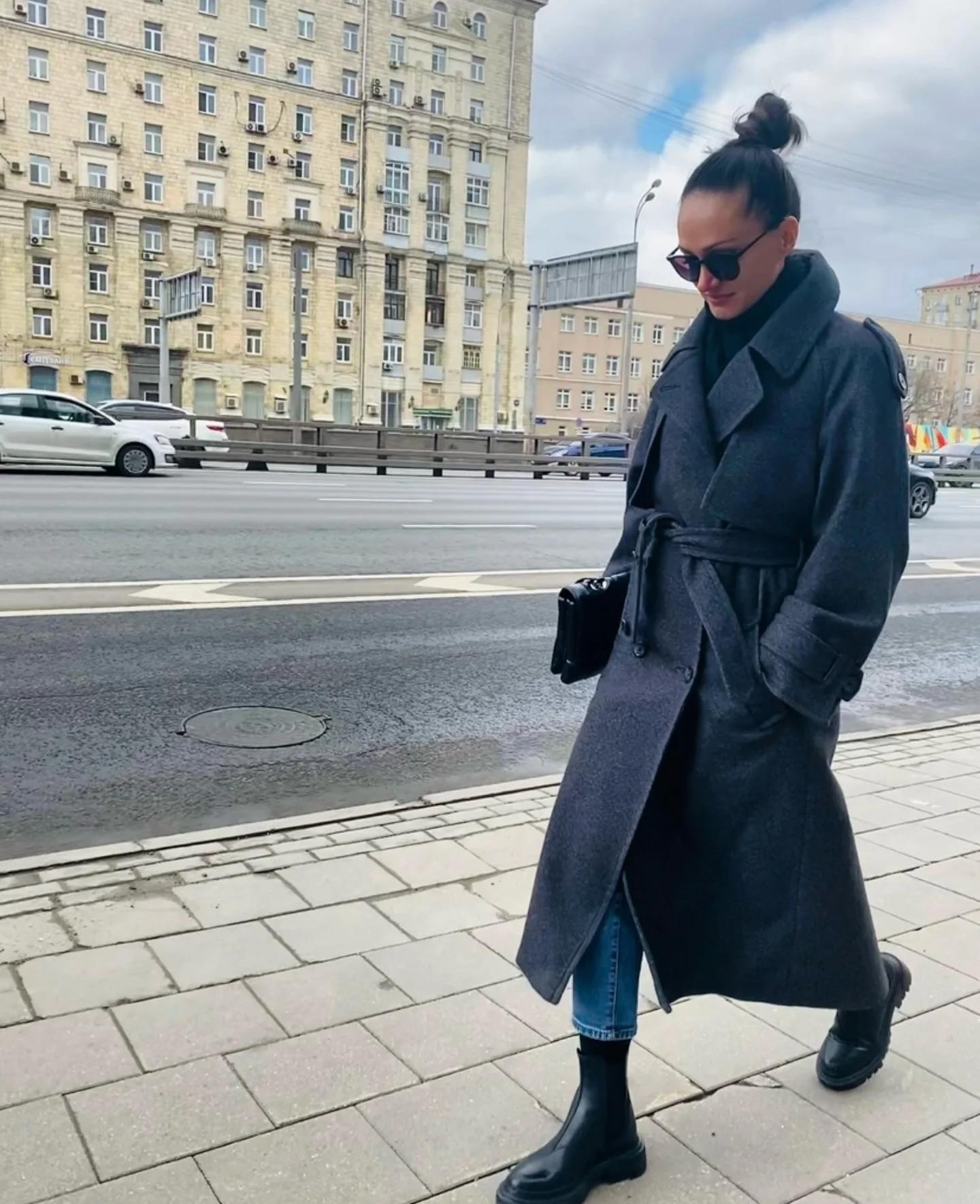 fall outfits with chelsea boots 2026 Minimalist Charcoal Coat With Black Chelsea Boots