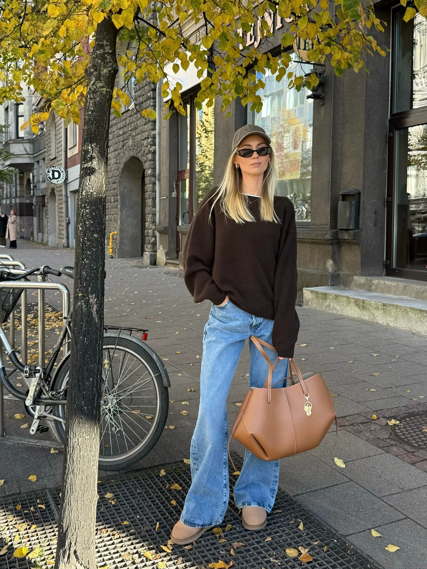 fall comfy outfits 2026 Classic Brown Sweater And Light-Wash Denim For Everyday Style