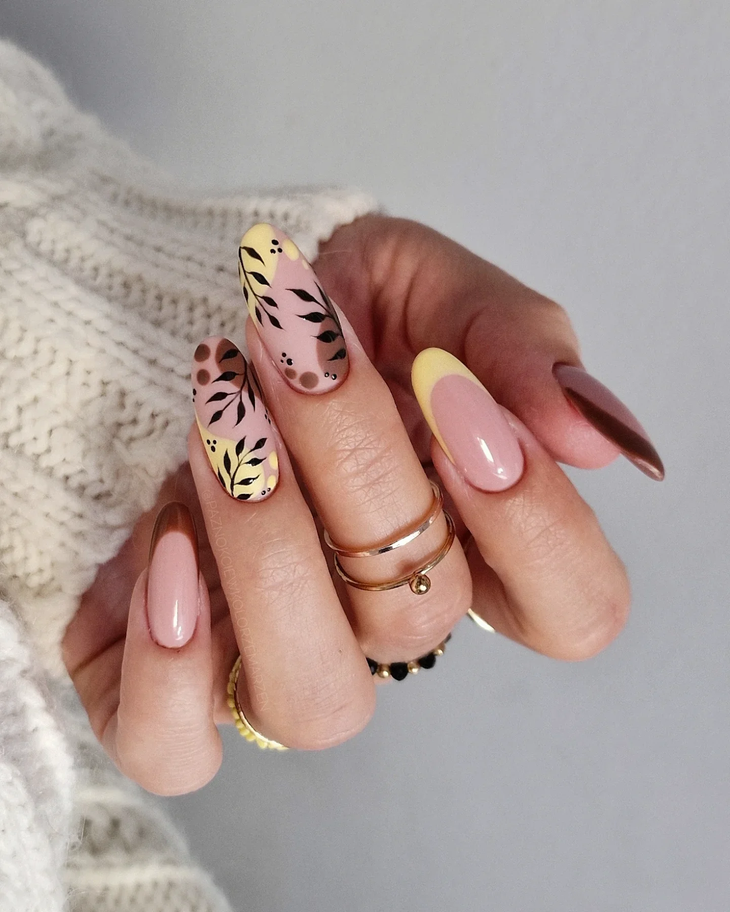 fall nails for fair skin tones 2026 Soft Pink And Golden Botanical Details