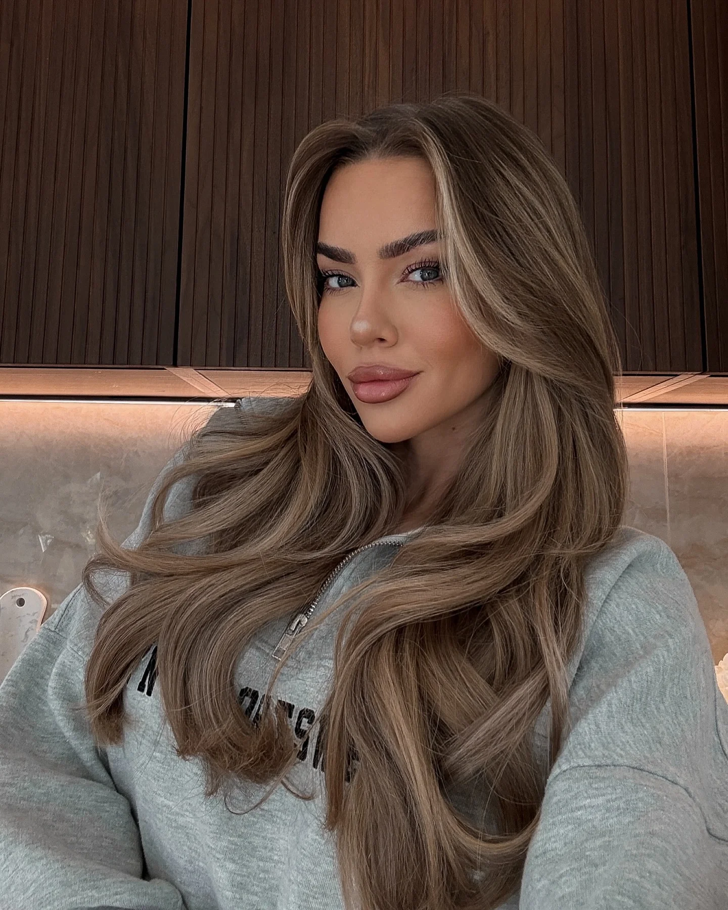 september hair color trends 2026 Soft Mocha Bronde With Face-Framing Layers