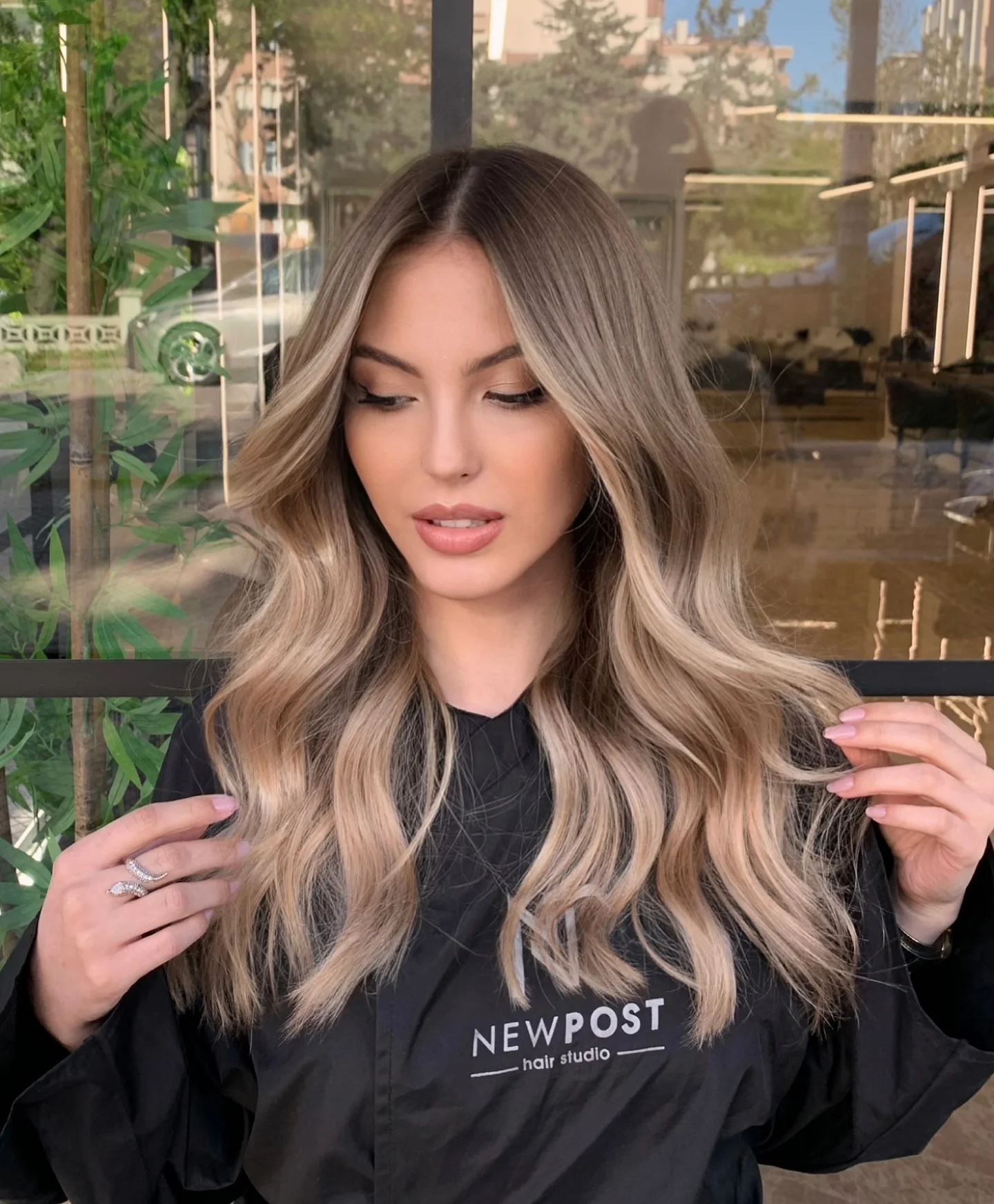 september hair color trends 2026 Beige Blonde Balayage With Soft Face-Framing Highlights