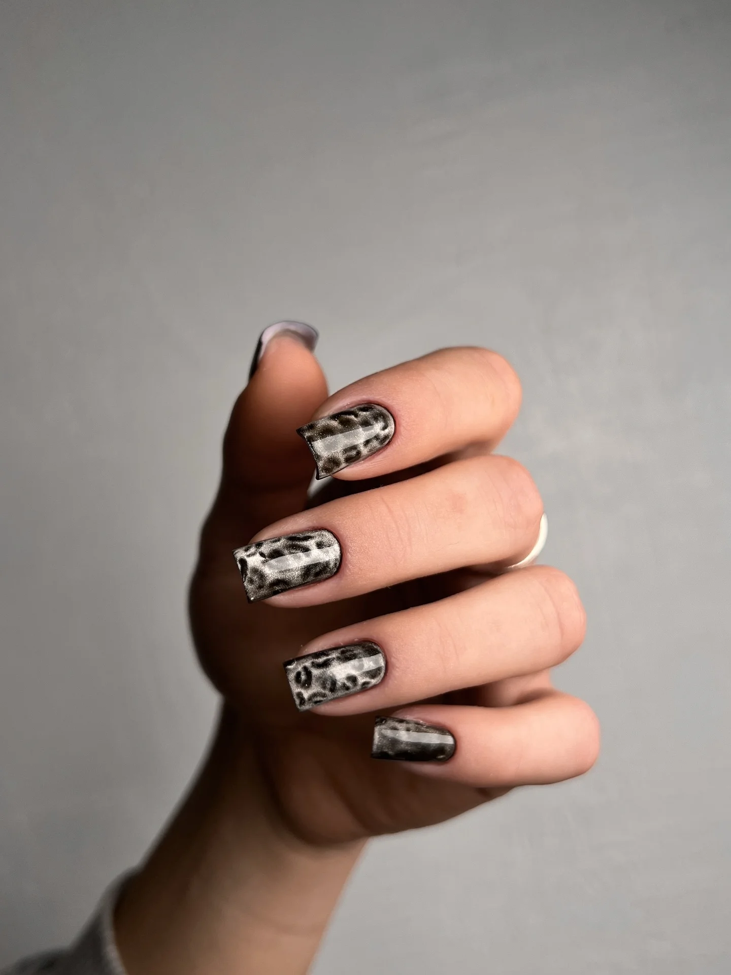 fall square nails 2026 Smoky Silver Leopard Print With A Metallic Finish