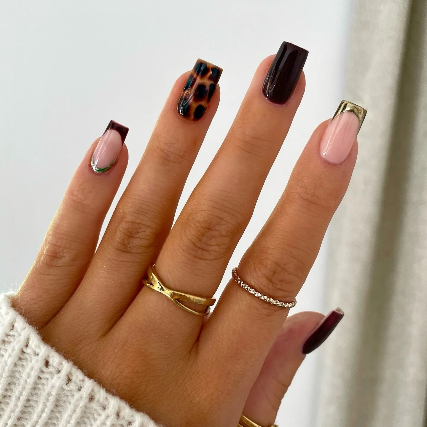 fall nails for medium skin tone Chocolate Brown With Tortoiseshell And Metallic Details