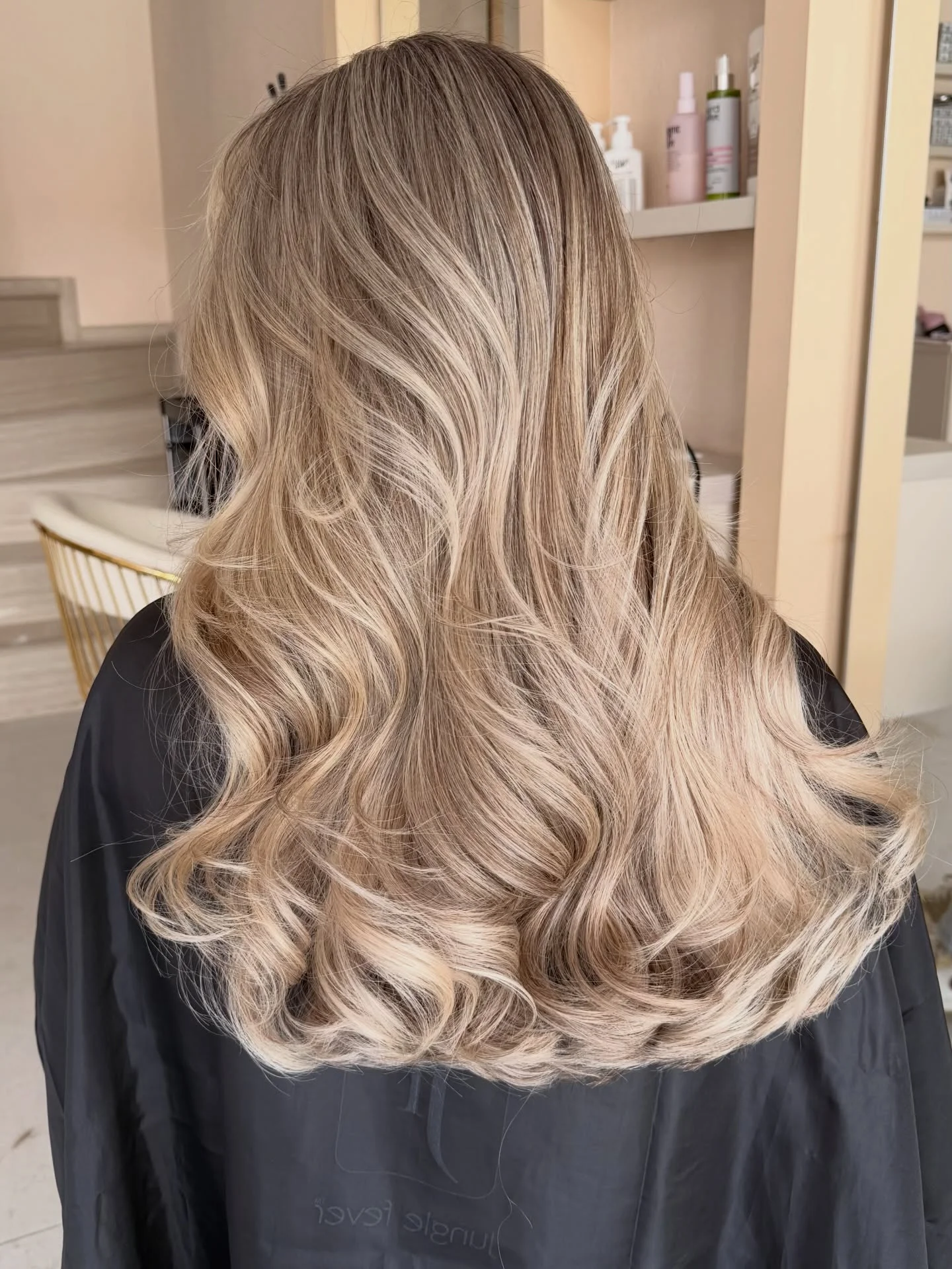 september hair color trends 2026 Champagne Beige Blonde With Glossy Waves