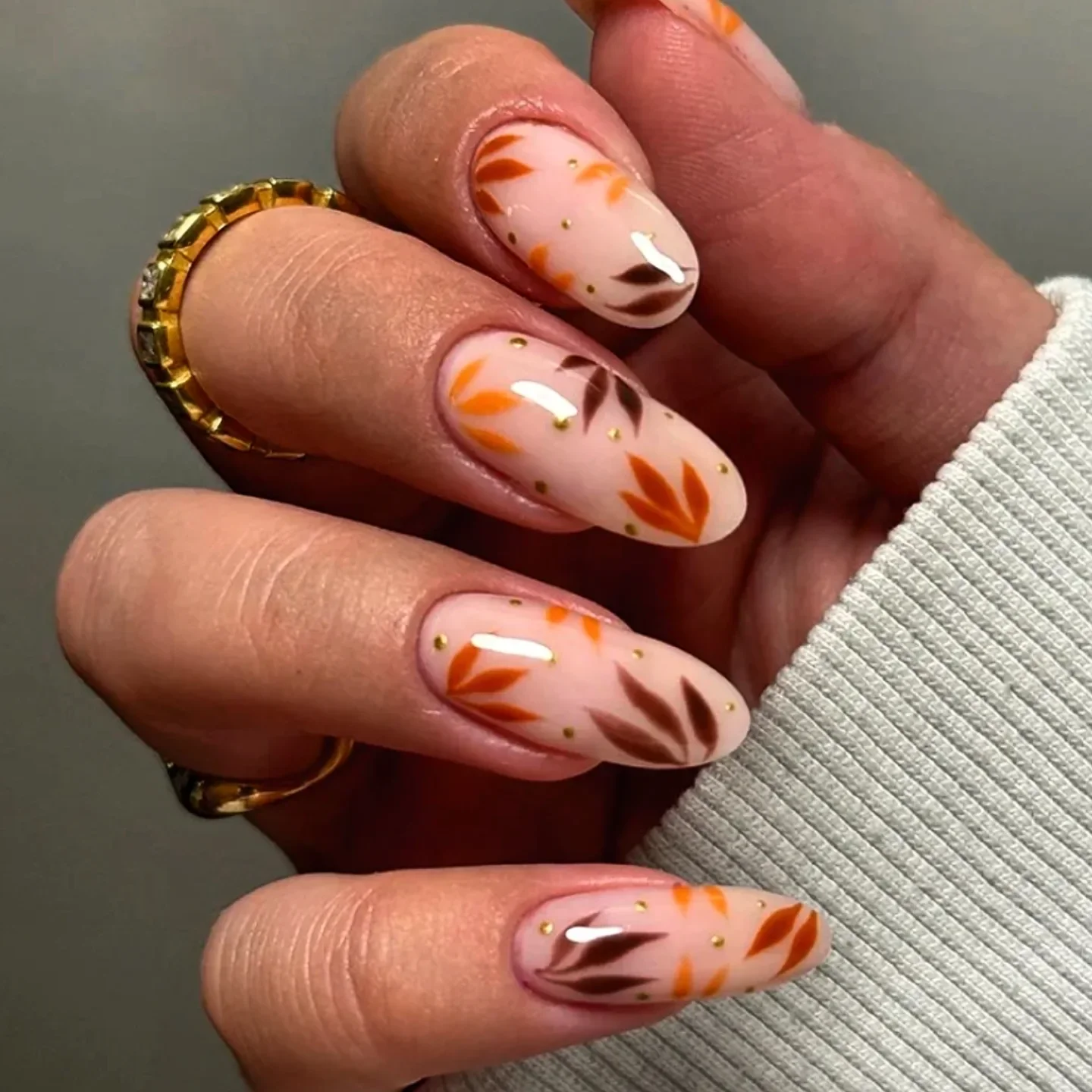 fall gel nails ideas 2026 Soft Botanical Nail Art With Autumn Leaves