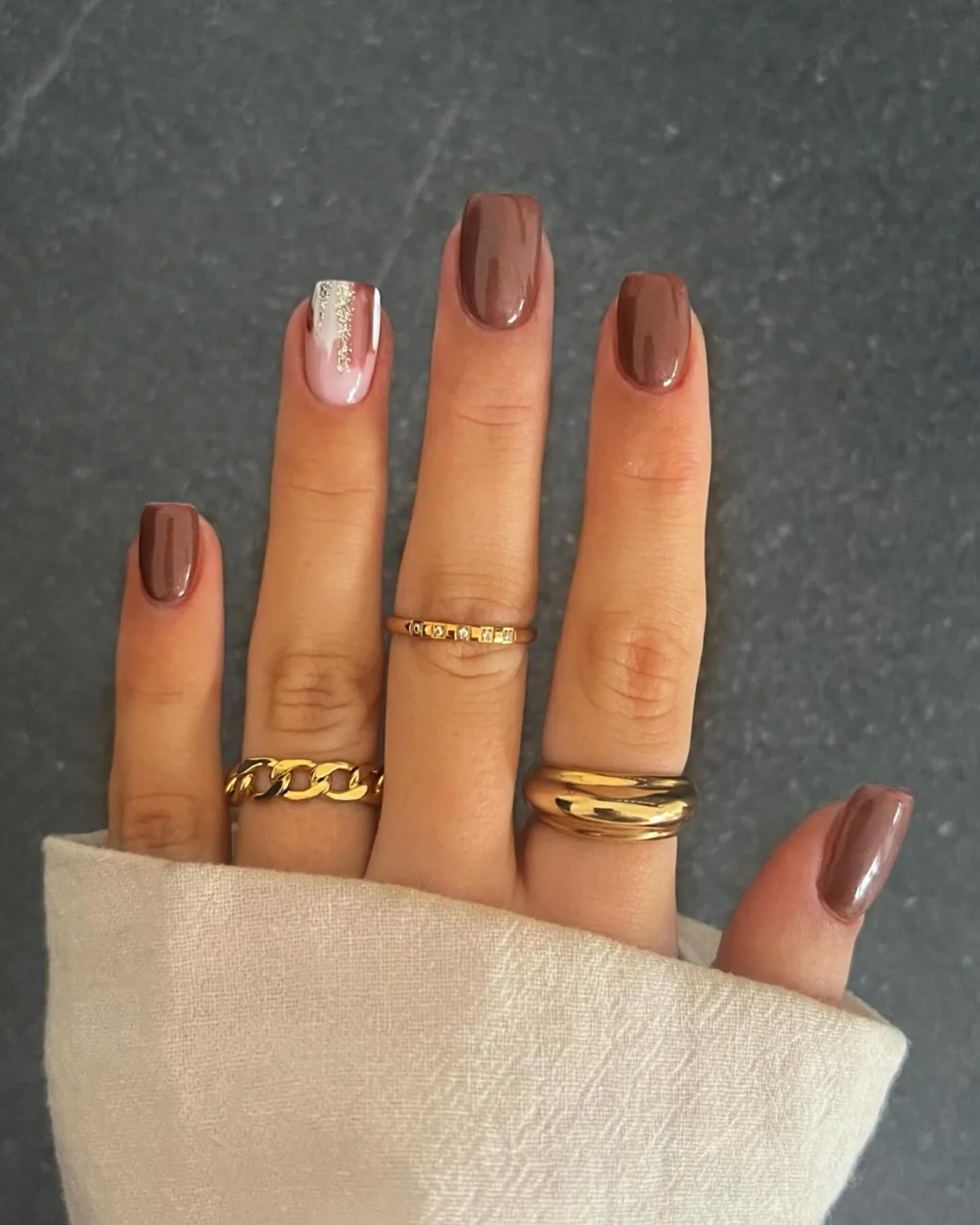 fall nails for medium skin tone Glossy Mocha With A Touch Of Gold
