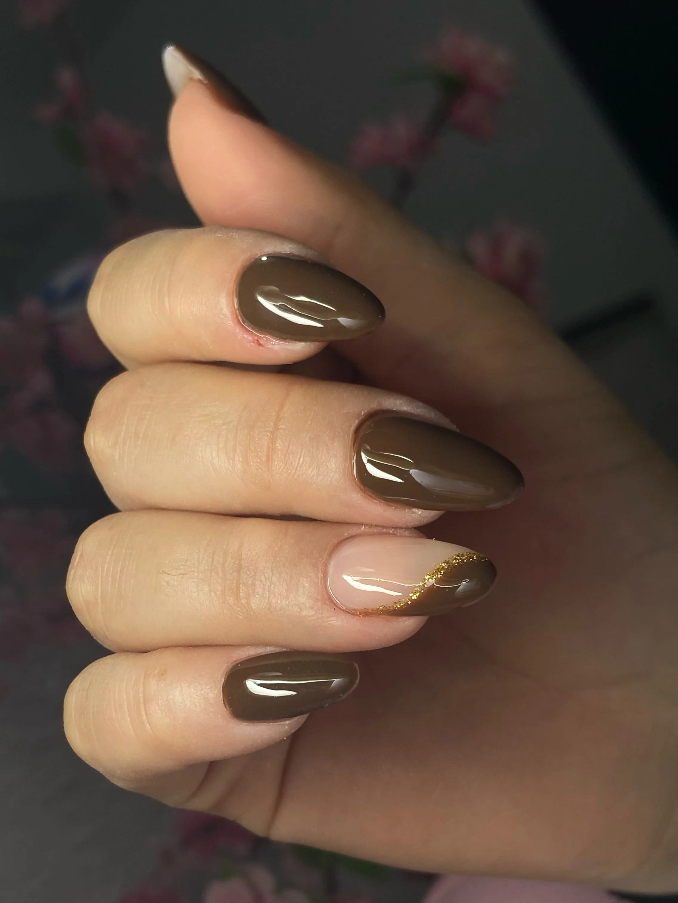 brown fall nails 2026 Glossy Chocolate Nails With A Delicate Gold Accent