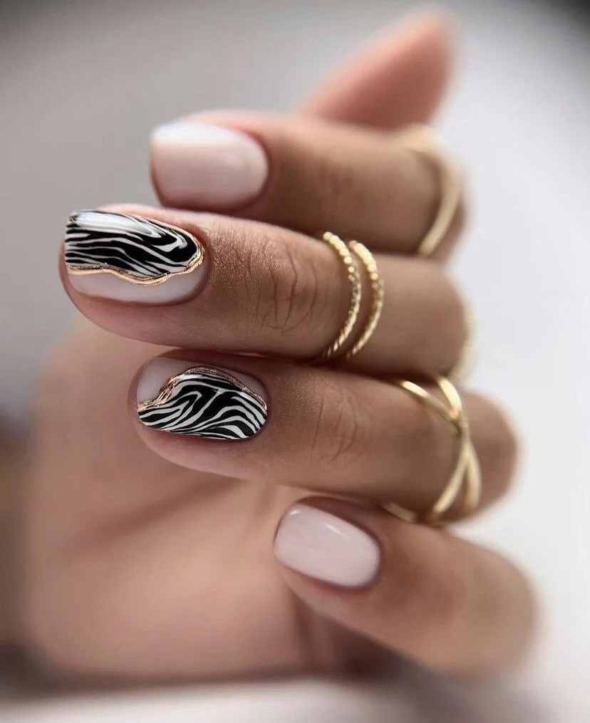 nude fall nails 2026 Creamy Nude With Zebra Waves And Gold